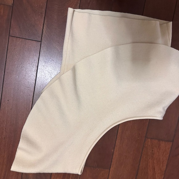 Wilfred Cream Off-Shoulder Crop Top - Picture 2 of 5